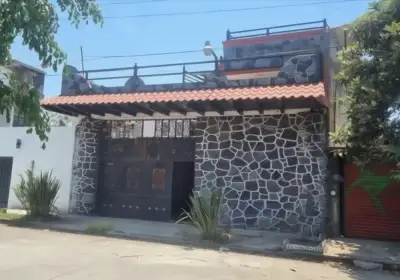Remato casa, amplia construcción en Uruapan Michoacan.
