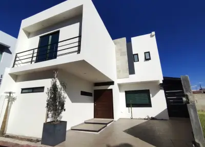 Estupenda casa en venta en fracc. Jardines de santa fe