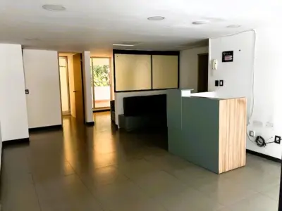 Consultorio/oficina muy iluminada con seis cubículos y terra