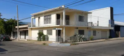 Casa amplia en esquina dos plantas sector comercial