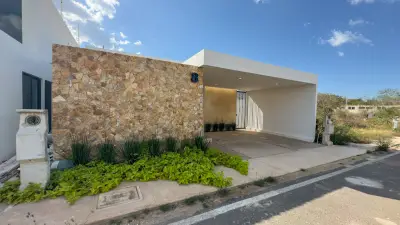 Casa en venta con alberca en privada arbelia, merida yuc