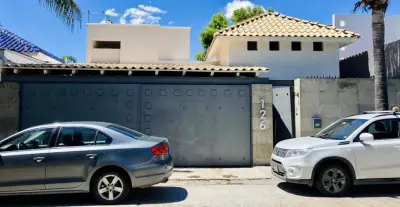 Hermosa casa de una planta en venta frente a área verde | re