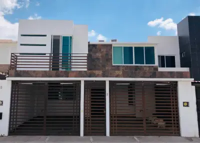 Casa amplia acabados modernos con gran luz natural