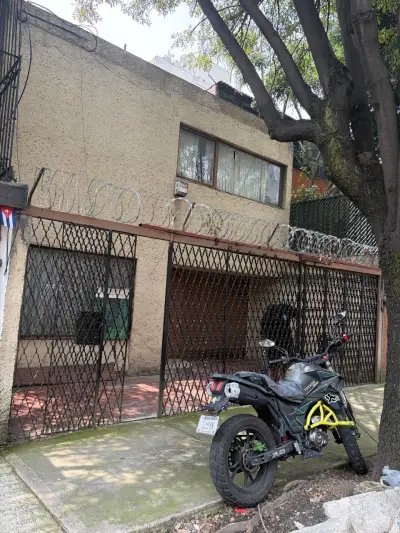 Casa con excelente ubicación para remodelar
