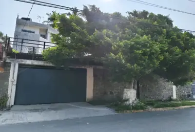 Remato casa para remodelar en fracc. Burgos de Cuernavaca.