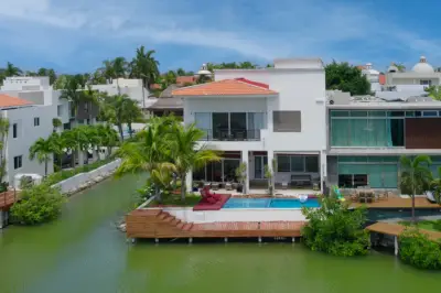 Casa Isla dorada, frente a canal con muelle privado