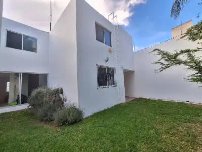 Casa con 4 habitaciones estudio y hall en lomas tec San Luis