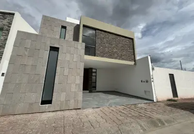Casa seminueva en venta en residencial jardines de santa fe