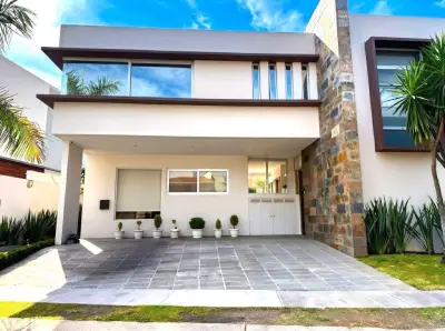 Una de las pocas oportunidades para vivir con terreno amplio