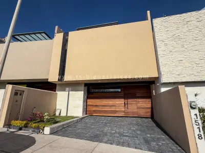 Casa en venta con roof garden y estudio en pb en el refugio