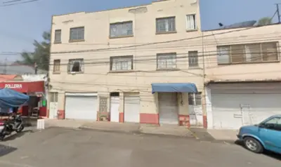 En venta  edificio con tres locales y 9 departamentos