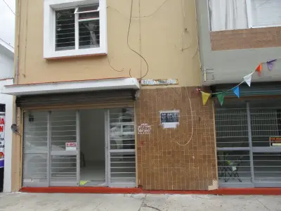 Bodega chica en las aguilas, muy bien situada pie de calle