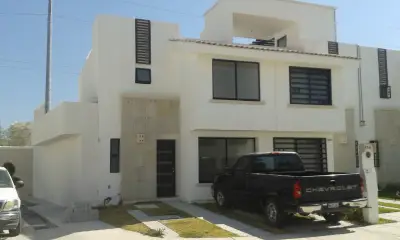 Hermosa casa en esquina frac privado