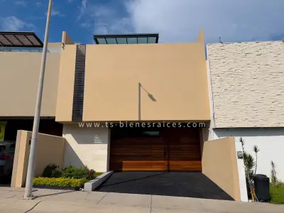 El refugio casa nueva frente al área verde de 3 niveles