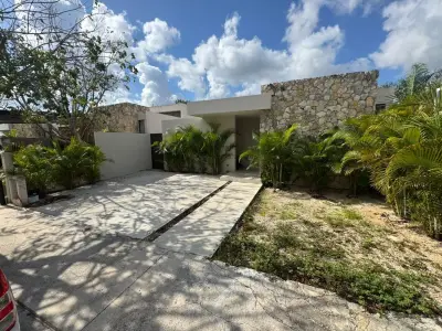Casa en venta en privada canaria, Conkal, con alberca