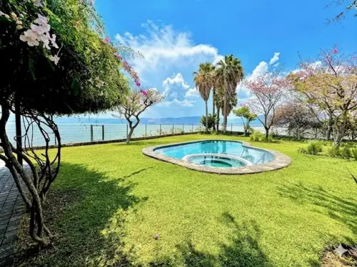 Lakefrot retreat