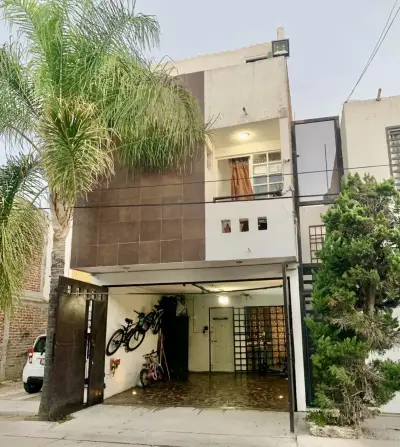 Casa remodelada en venta en colinas de santa julia | cerca d