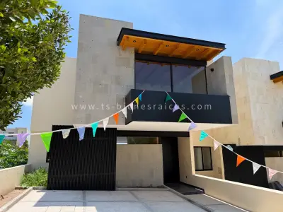 Casa con estudio en pb y amplio jardín
