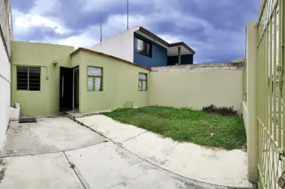Vendo casa de 1 piso con jardín grande y cochera para 3 auto