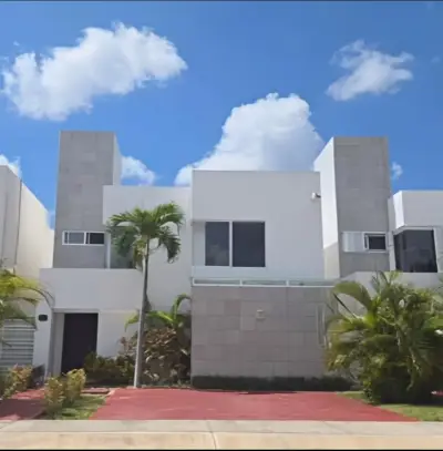 Remato bonita casa en 2 niveles condominio Izamal cancún.