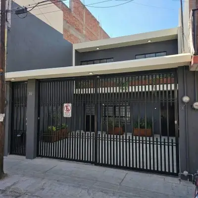 Casa amplia recién remodelada en renta – Centro de silao