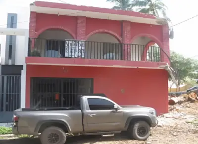 Remato casa en 2 niveles en col. Camino real Colima.