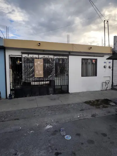 Casa en venta en Juárez, Nuevo León | sobre avenida | 2 recá