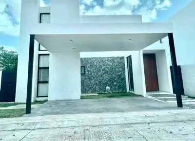 Casa en Privada Zentura con paneles solares