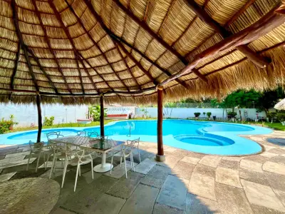 Vive a gusto en mangos, con alberca y palapa compartidas