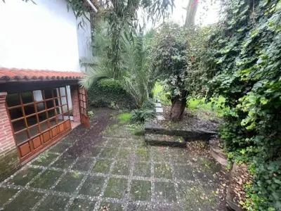 Residencia colonial en calle cerrada, con 300 m2 de jardin