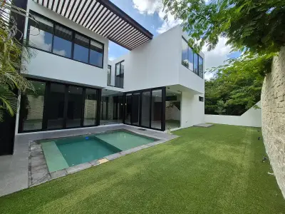 Renta de casa en Yucatan country club en privada cutzama