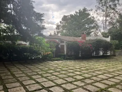 Extraordinaria propiedad con 2,581 m2 de terreno y uso de su