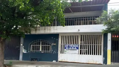 Remato casa en 2 niveles col. Centro en Colima