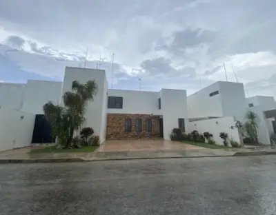 Remato bonita y amplia casa en Conkal yucatán. Sin posesión.