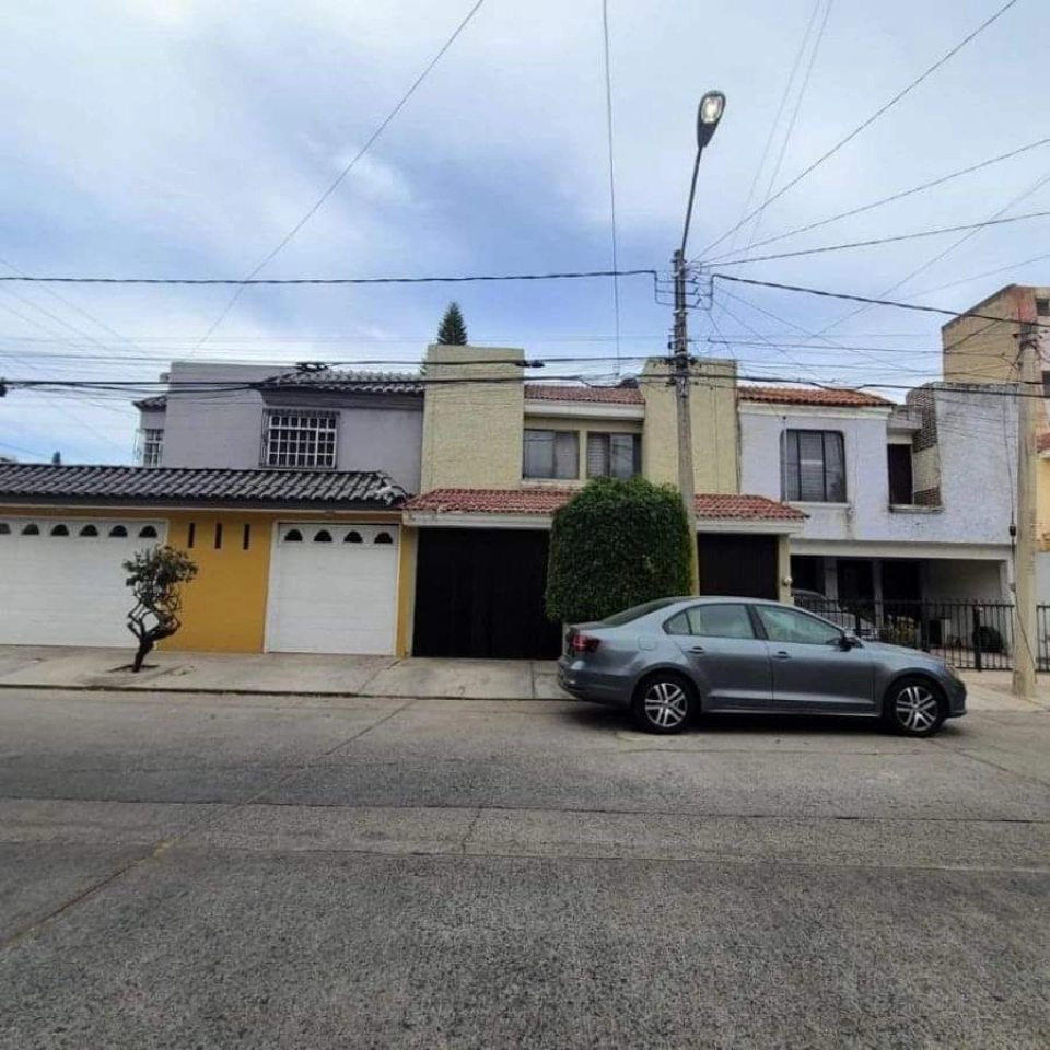 Casa en venta en Real Vallarta, muy cerca de Galerías