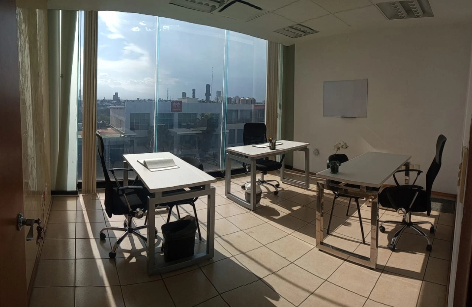 Oficina disponible para 3 personas a 15 min del centro 