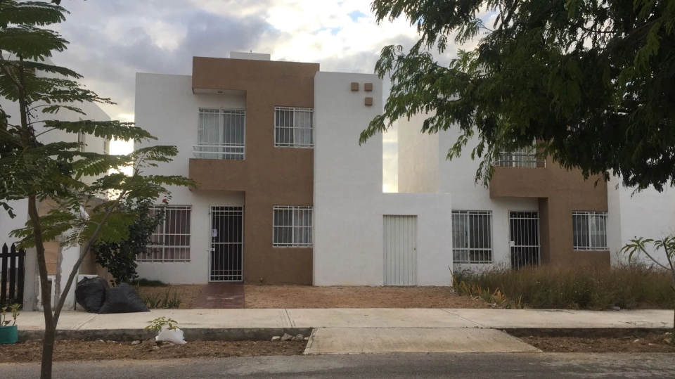 Venta de casa de dos plantas sobre avenida principal