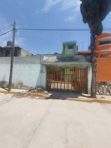 AMPLIA CASA-TERRENO DE 3 NIVELES EN VENTA 