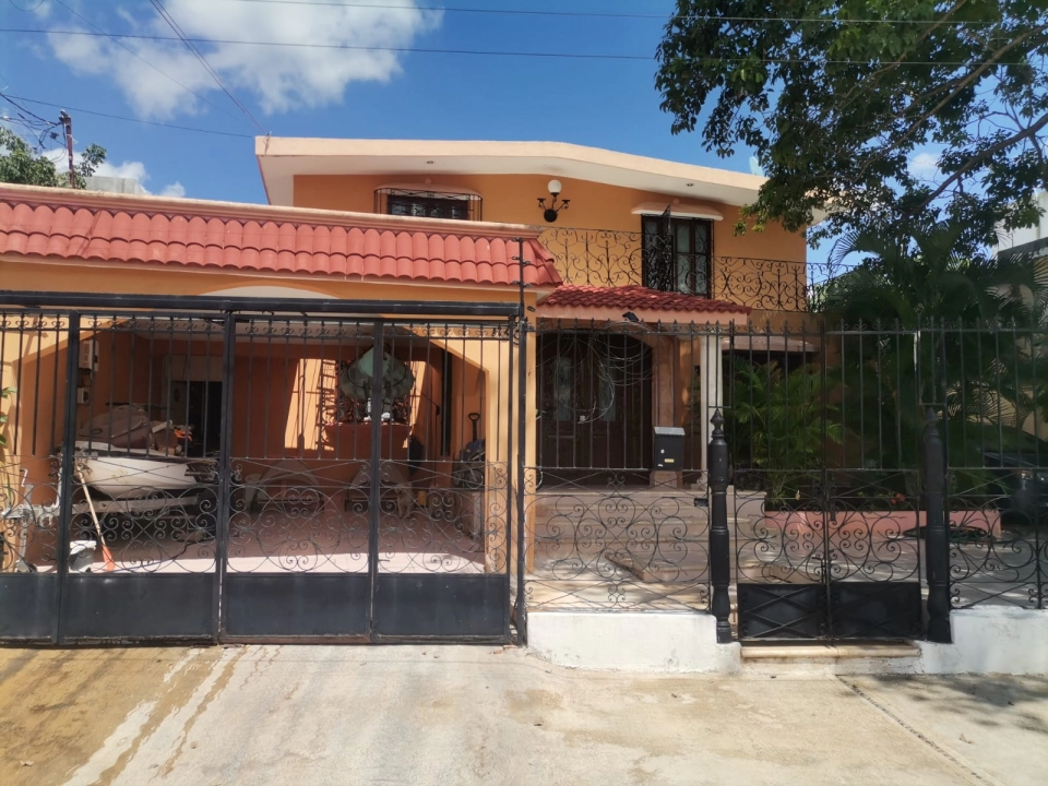 Amplia Residencia en Col. Campestre 