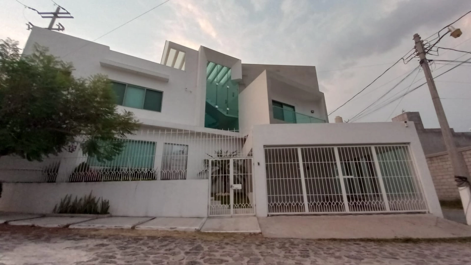 Casa moderna con alberca, 4 recámaras en Tlayacapan