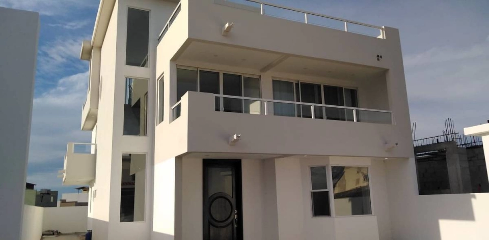 CASA EN ROSARITO EN RENTA PUNTA AZUL DE 3 NIVELES SEMINUEVA