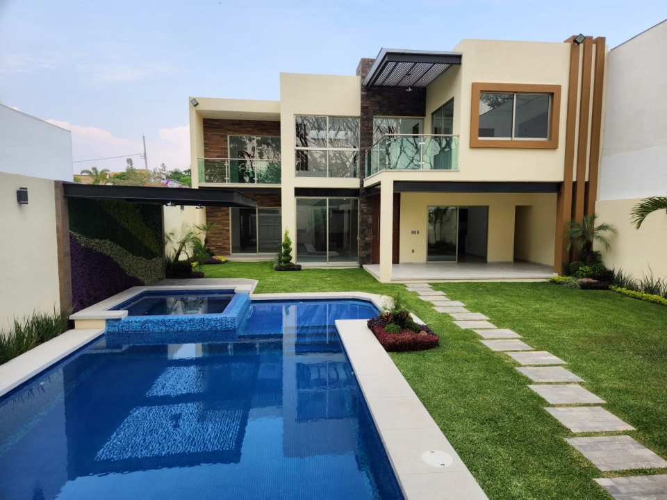 EXCELENTE RESIDENCIA EN CUERNAVACA LOMAS DE VISTA HERMOSA