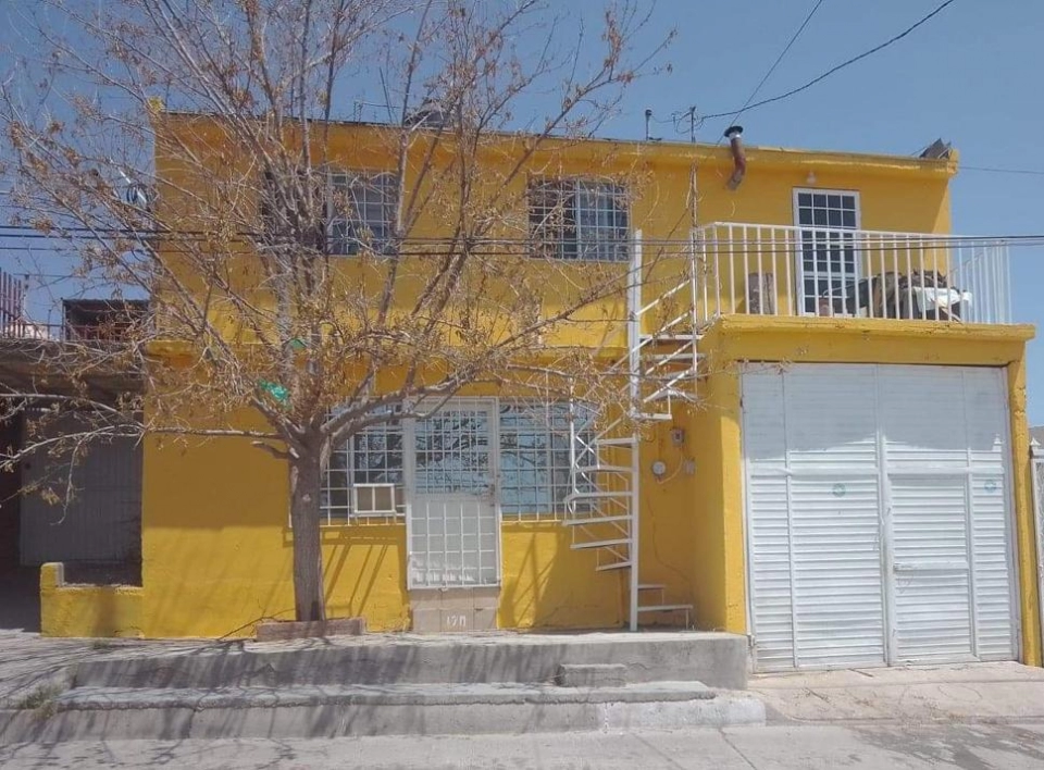 Bodega con Oficina y Departamento en Planta Alta