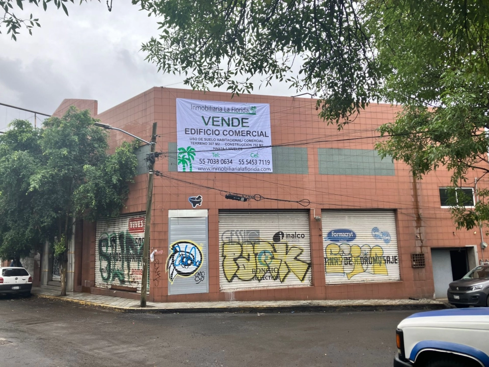 EDIFICIO COMERCIAL EN ESQUINA, CON PRIVILEGIADA UBICACIÓN