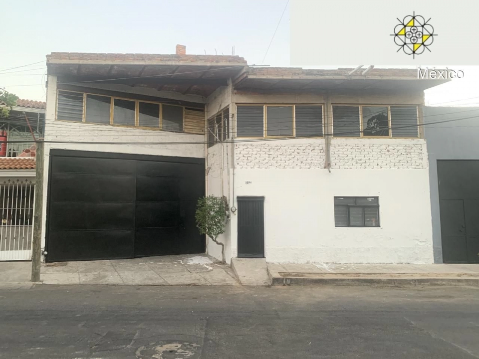 BODEGA CON OFICINAS Y AREA DE ESTACIONAMIENTO