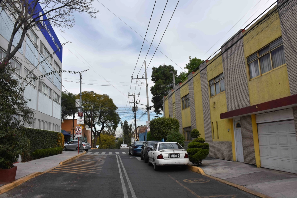 Casa para inversión, en esquina con uso suelo mixto H5