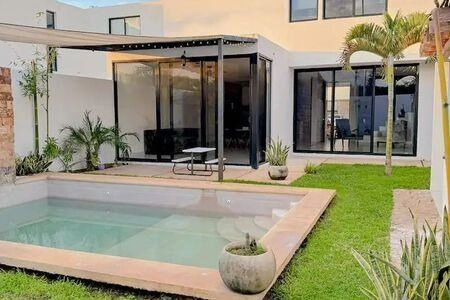 RENTA DE CASA AMUEBLADA EN CONKAL CON PISCINA 