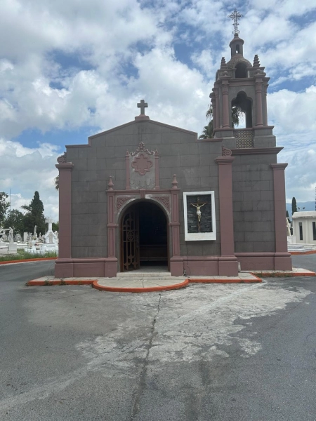 Lote funerario con excelente ubicación Panteón El Roble