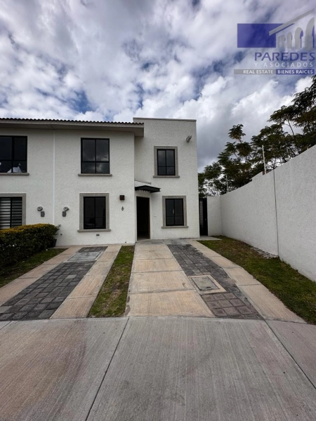 QC109 Casa en venta 4 recámaras, Fracc. Zakia, Queretaro