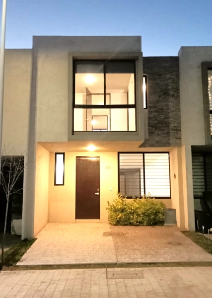 CASA A LA VENTA EN RESD. ZOI SUR BOSQUES DE SANTA ANITA